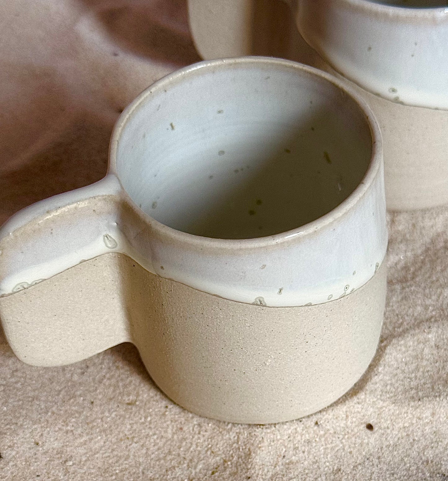 Tasse expresso Lya en grès blanc avec émaillage nacré, finition artisanale élégante. Parfaite pour le café, style minimaliste et moderne.